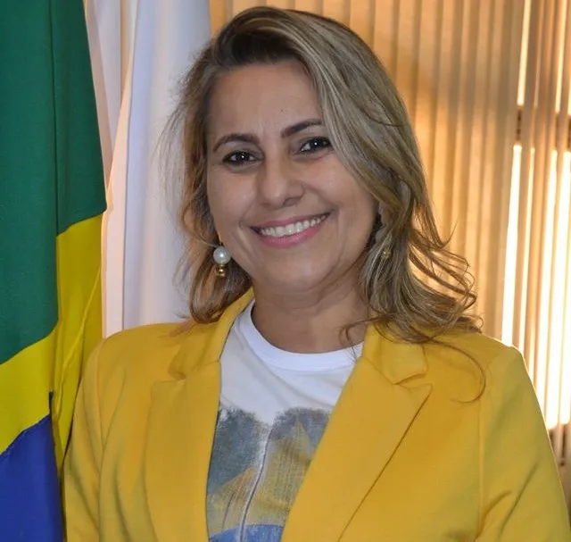 Kátia solicita recapeamento de vielas no bairro Francisco Antônio
