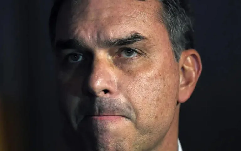Escritório de advocacia de Flávio Bolsonaro emitiu R$ 13,7 milhões em notas desde 2023