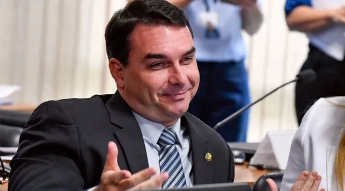 Site argentino diz que Flávio Bolsonaro teria fugido para os EUA de jatinho após atravessar fronteira