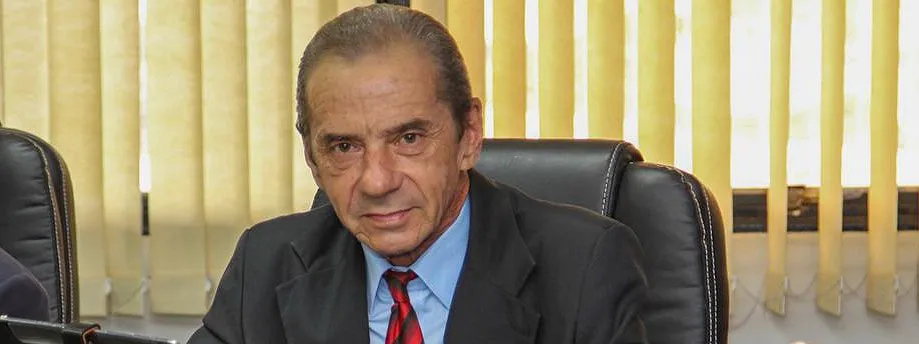 Vereador pede ao Executivo que reforme calçada em unidade básica de saúde